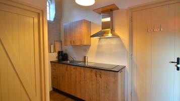 Réfrigérateur, micro-ondes, plaque de cuisson, lave-vaisselle