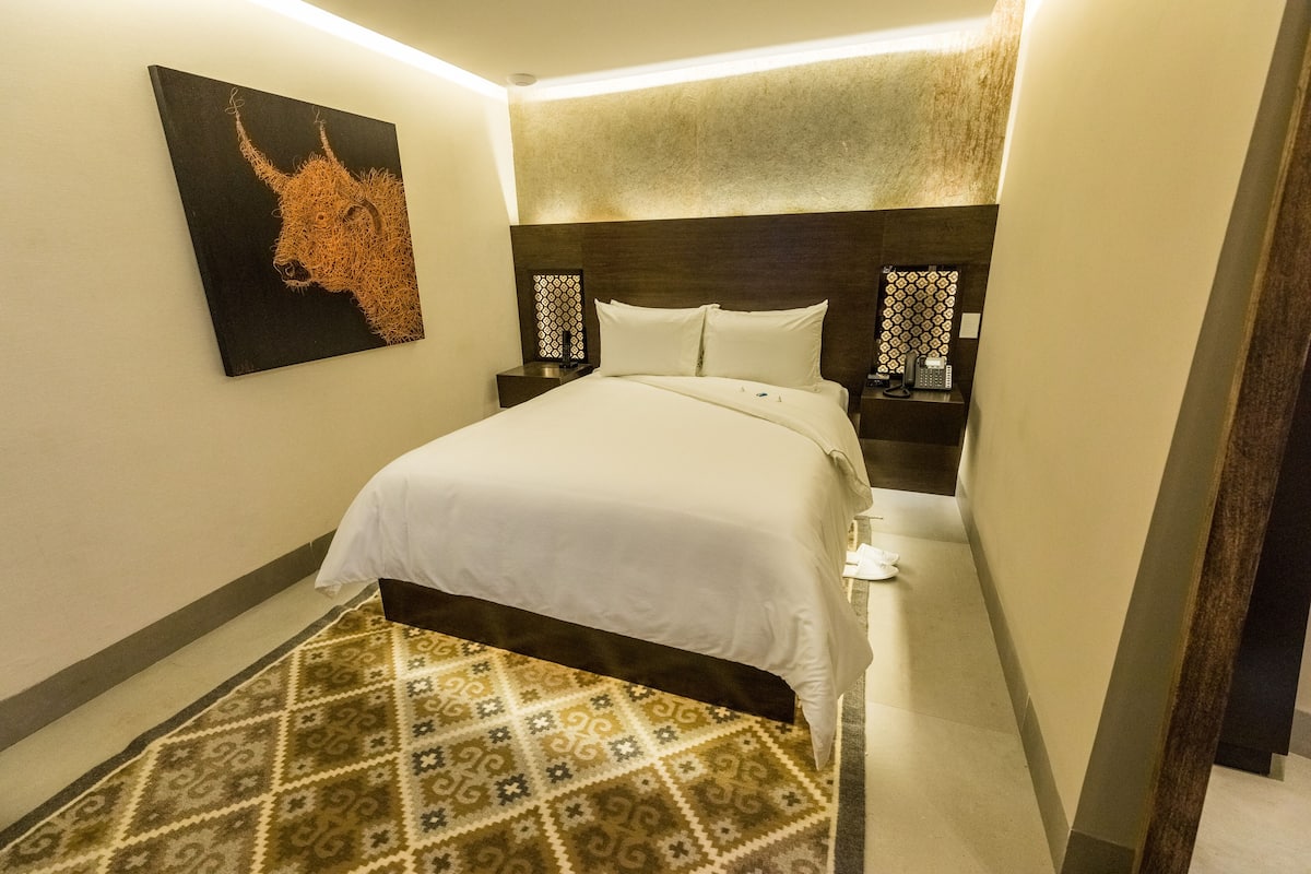 Standard Room | Minibar, in-room safe, individually decorated, desk