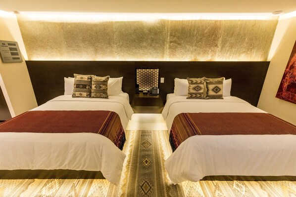 高級雙人房 | 迷你吧、客房內保險箱、獨特裝潢、書桌