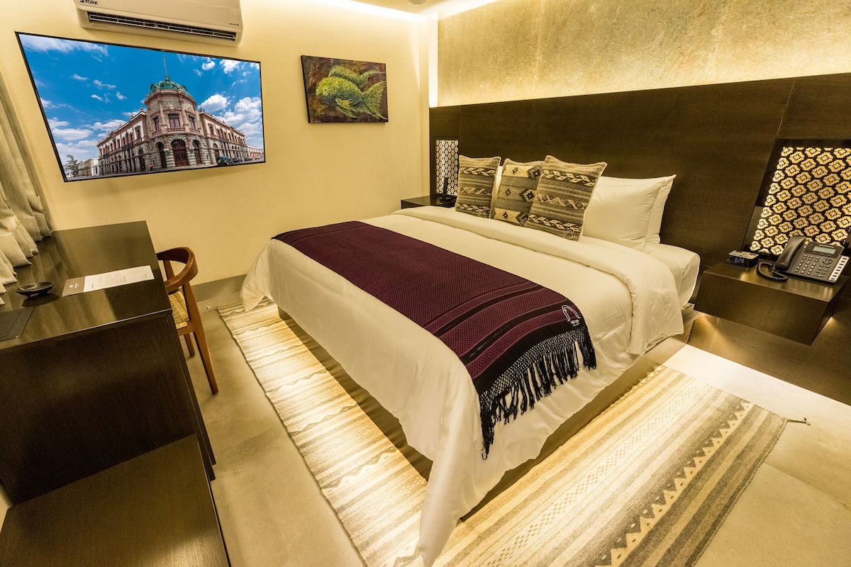 Deluxe Room | Minibar, in-room safe, individually decorated, desk