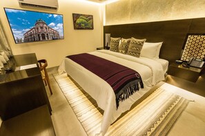 Minibar, caja de seguridad en la habitación y decoración personalizada 