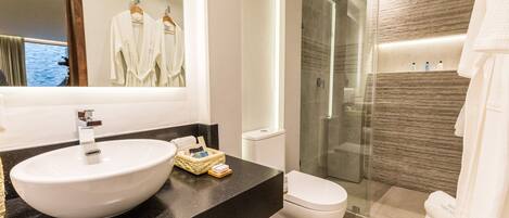 Deluxe Room | Bathroom | Shower, slippers, towels