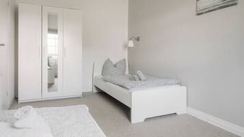 2 bedrooms, travel cot, free WiFi