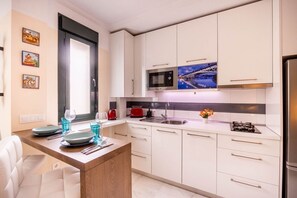 Frigorífic, microones, placa de cuina i cafetera i tetera 