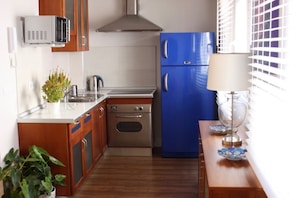 Réfrigérateur, four à micro-ondes, un four, surface de cuisson