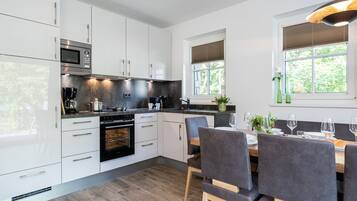 Kühlschrank, Ofen, Herdplatte, Hochstuhl