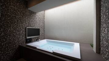 Luxury Double Room, Non Smoking | Bathroom | Free toiletries, hair dryer, slippers, bidet