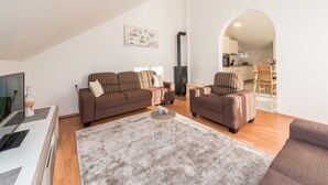 A living room with a sofa set, a coffee table, and a fireplace. - Apartment in Vrsi near the Sea (Vrsi-Mulo)