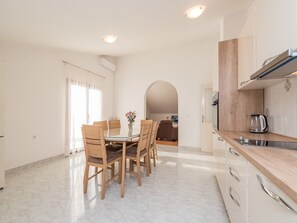 Dining - Apartment in Vrsi near the Sea (Vrsi-Mulo)