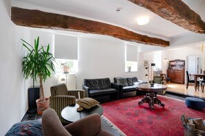 Fernseher, Tischtennisplatte, Stereoanlage