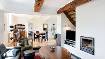 Een televisie, een tafeltennistafel en een stereo