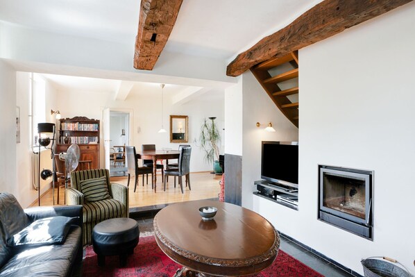 TV, table tennis, stereo