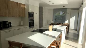 Een koelkast, een microgolfoven, een oven, een kookplaat