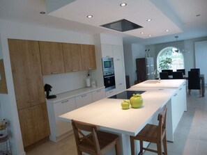 冰箱、微波炉、烤箱、炉灶