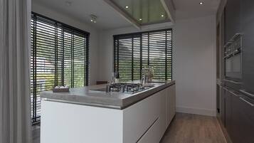 Een koelkast, een magnetron, een oven, een kookplaat