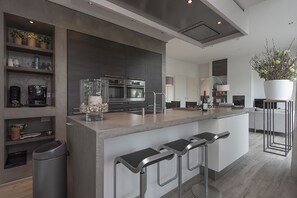 Fridge, microwave, oven, stovetop - Villa with private jetty (Zeewolde)