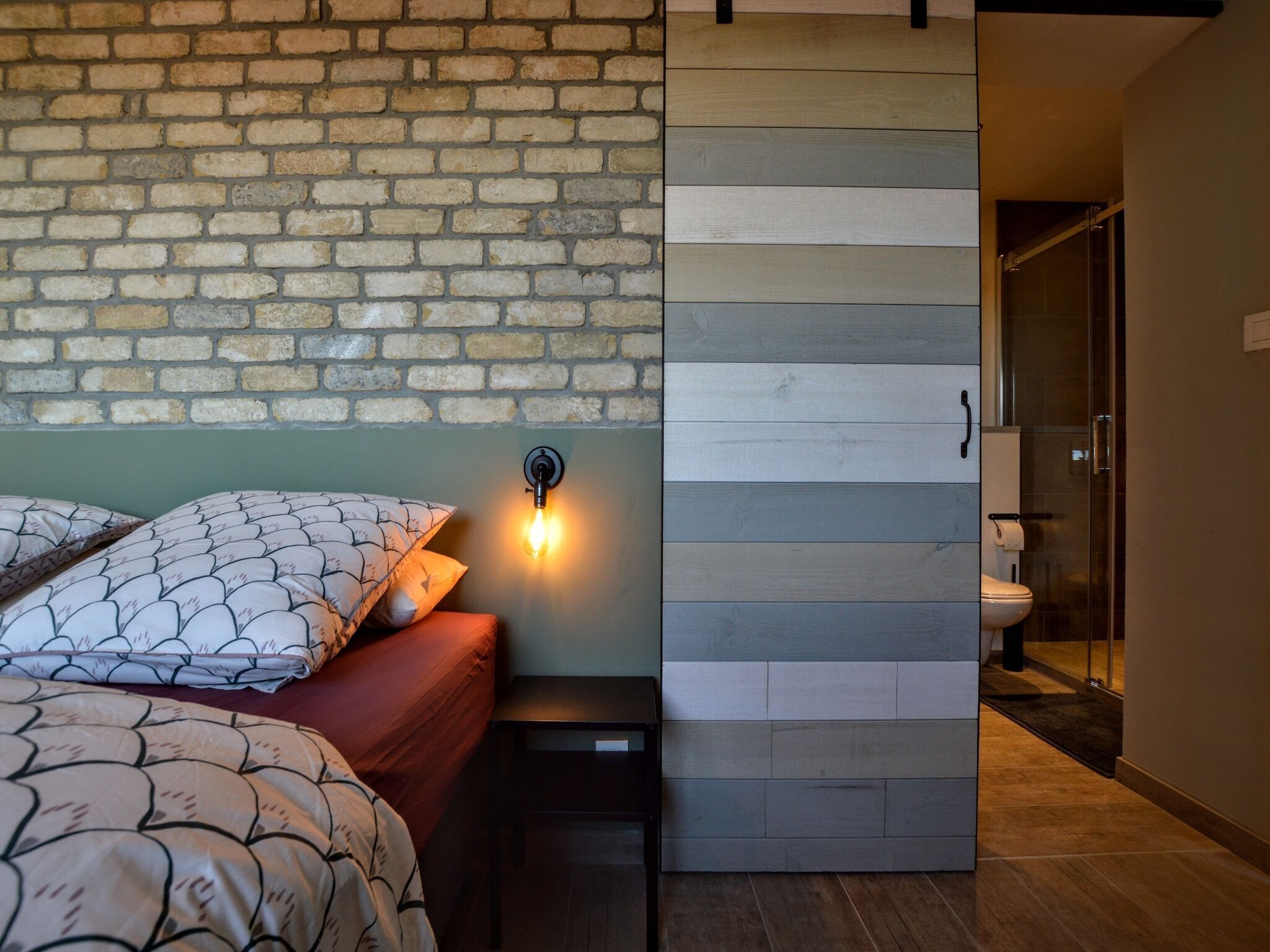 2 bedrooms, iron/ironing board, WiFi