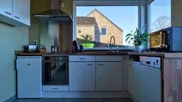 Een koelkast, een magnetron, een oven, een kookplaat