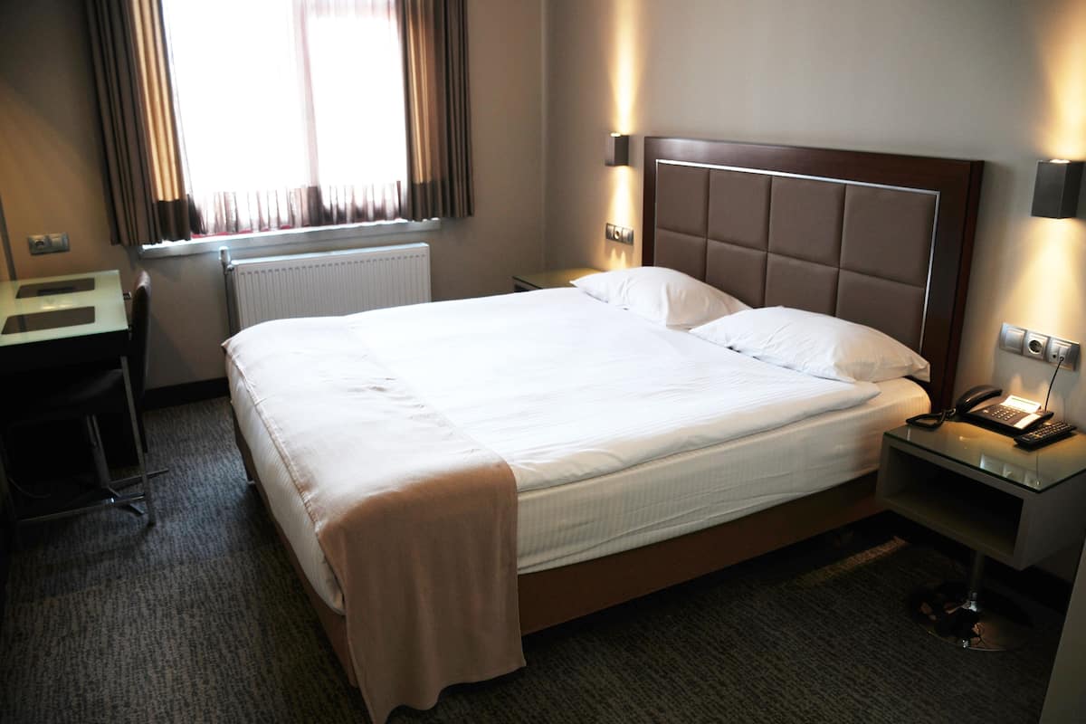 Habitación Confort doble de uso individual, Aire acondicionado | 1 dormitorio, ropa de cama de alta calidad, edredones de plumas