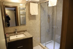 Kamar Double Comfort, 1 Tempat Tidur Queen, AC | Kamar mandi | Shower, pancuran hujan, perlengkapan mandi gratis, dan pengering rambut