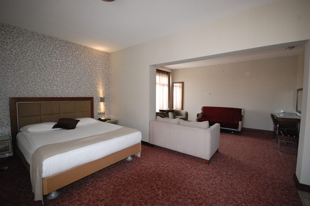 Suite Deluxe, 1 cama de matrimonio grande con sofá cama, Aire acondicionado, vistas a la ciudad | 1 dormitorio, ropa de cama de alta calidad, edredones de plumas