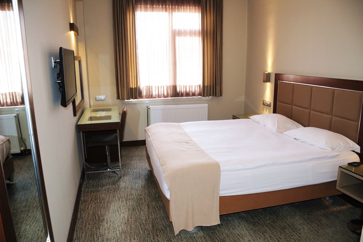 Habitación Confort doble, 1 cama de matrimonio, Aire acondicionado | 1 dormitorio, ropa de cama de alta calidad, edredones de plumas