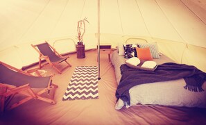 Barraca standard, 1 cama de casal, para não fumantes, vista para a montanha | Individualmente decorados, individualmente mobiliados, roupa de cama