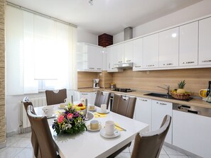 Kjøleskap, mikrobølgeovn, kokeplater og oppvaskmaskin