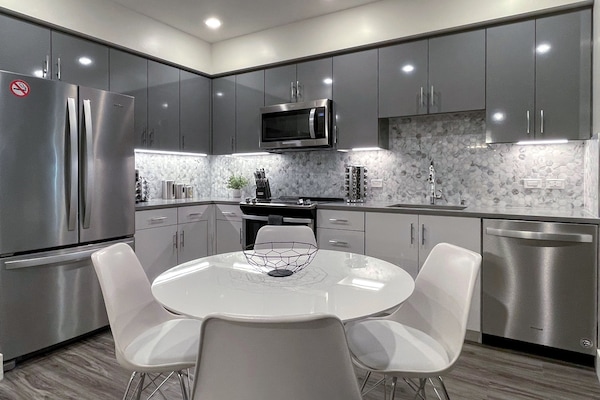 Coffee/tea maker, fridge, microwave, oven
