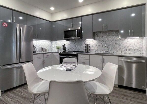 Frigorífic, microones, forn i placa de cuina