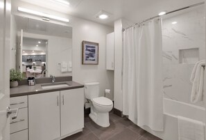 Bañera con ducha, secador de pelo, toallas, jabón