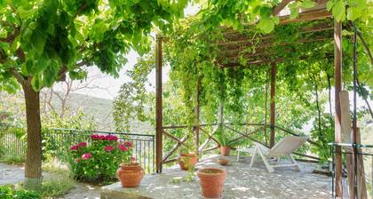 Maison de vacances isolée à Kalavrouza avec vue sur la montagne, barbecue