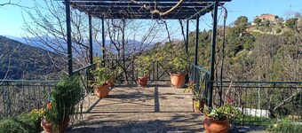Hillview Holiday Home in Kalavrouza