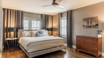 3 bedrooms, desk, iron/ironing board, travel crib