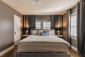 3 habitaciones, escritorio y tabla de planchar con plancha