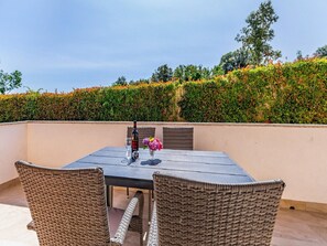 Outdoor dining - Banjole Cozy Family Retreat (Banjole)