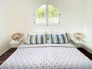 4 bedrooms, desk, iron/ironing board, travel cot