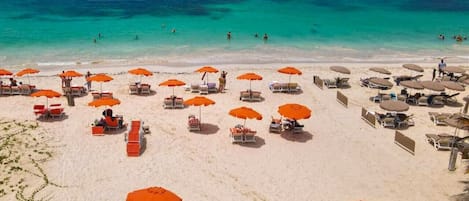 Una spiaggia nelle vicinanze