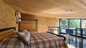 1 kamar tidur, tirai kedap cahaya, dan setrika/meja setrika