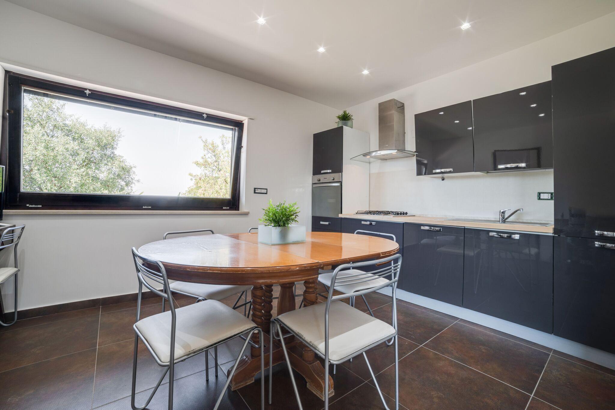 オーブン、コンロ、食器洗い機、コーヒー / ティーメーカー