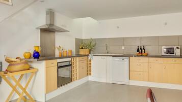 Frigorifero, microonde, forno, piano cottura