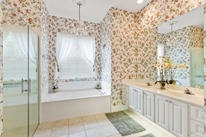 Ensemble douche/baignoire, sèche-cheveux, serviettes fournies, savon