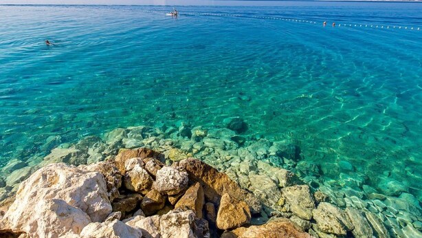 A clear view of a rocky shoreline with calm waters and a distant horizon. - Mandre Coastal Hideaway (Mandre)