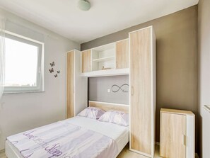 1 slaapkamer, een strijkplank/strijkijzer, wifi