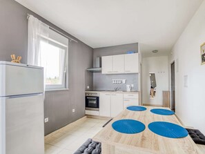 Kühlschrank, Ofen, Herdplatte, Wasserkocher