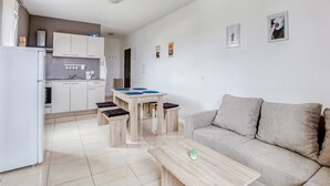 Un appartement moderne comprenant une cuisine, un coin repas et un salon.