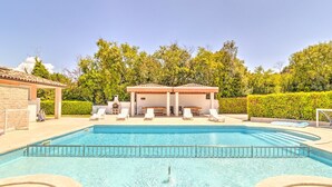 A swimming pool with lounge chairs and a covered seating area. - Mobile Home in Banjole near Beach & Pool (Banjole)
