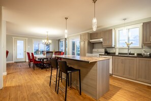 Fridge, microwave, oven, stovetop - Maison des Champs (Saint-Jean-de-l'Île-d'Orléans)