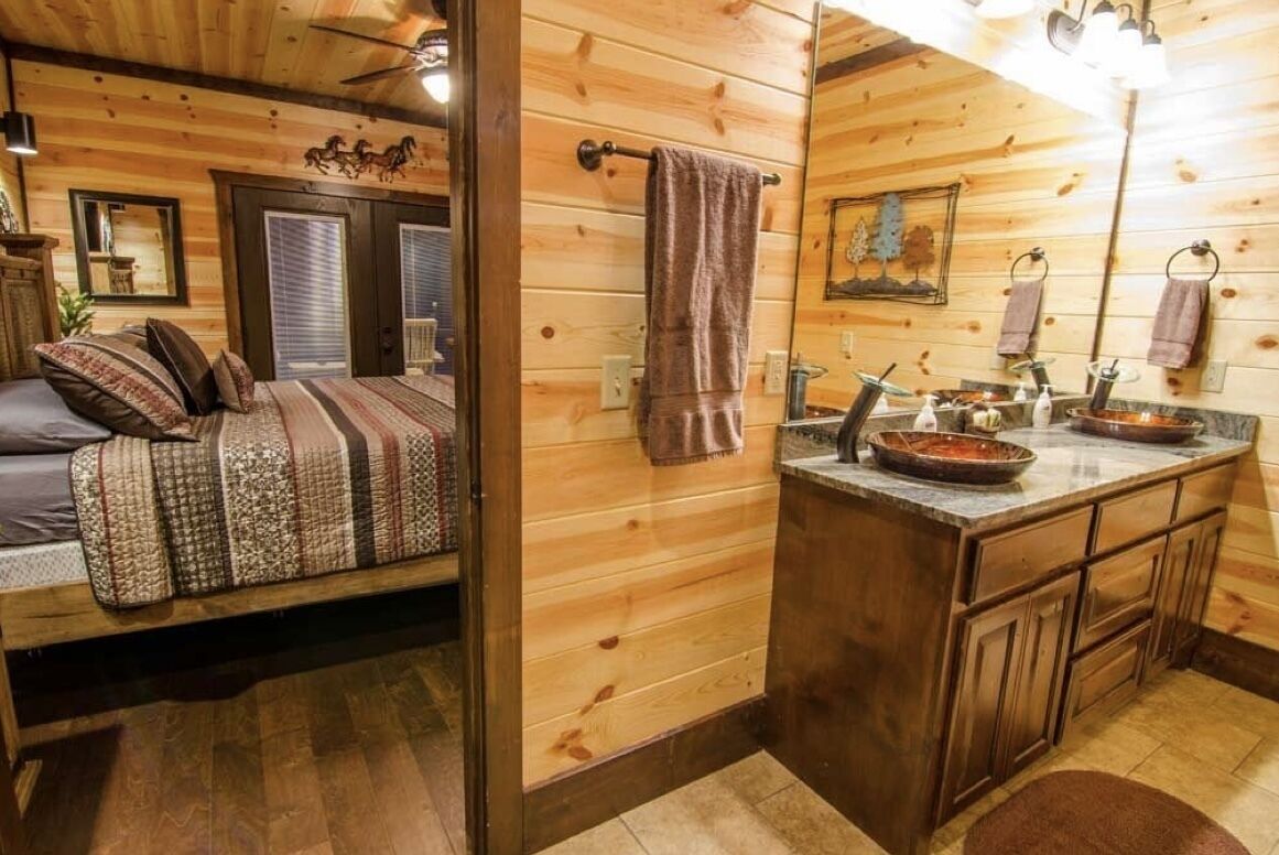 Geronimo 6 bd- High Luxury Cabin on A beautiful Pond