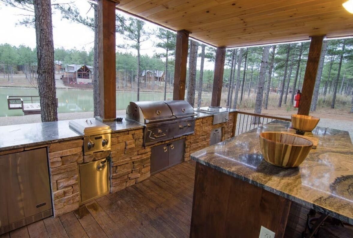 Geronimo 6 bd- High Luxury Cabin on A beautiful Pond